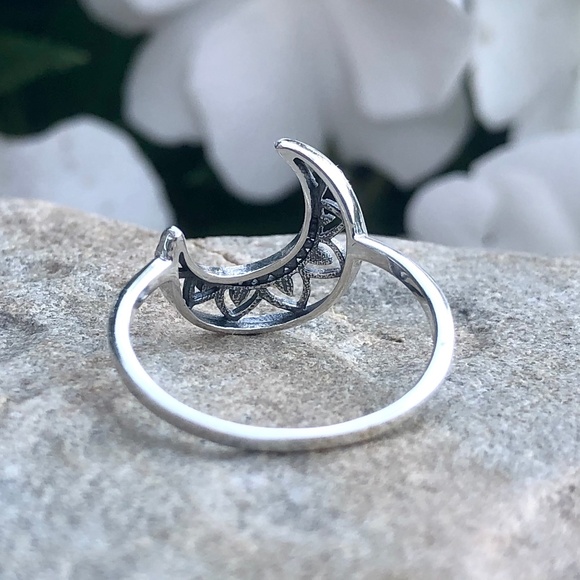 925 Sterling Silver Crescent Moon Ring in Sizes 5-10 - Picture 5 of 13